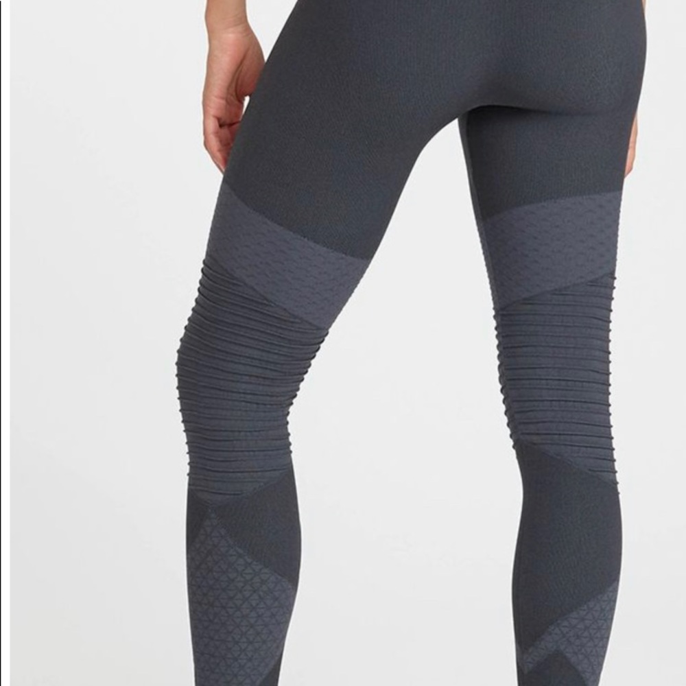 Spanx Sz L-Look at Me Now Seamless Motto Leggings - Picture 6 of 8